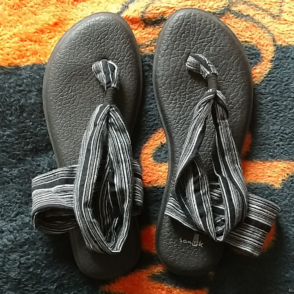 Sanuk sandels